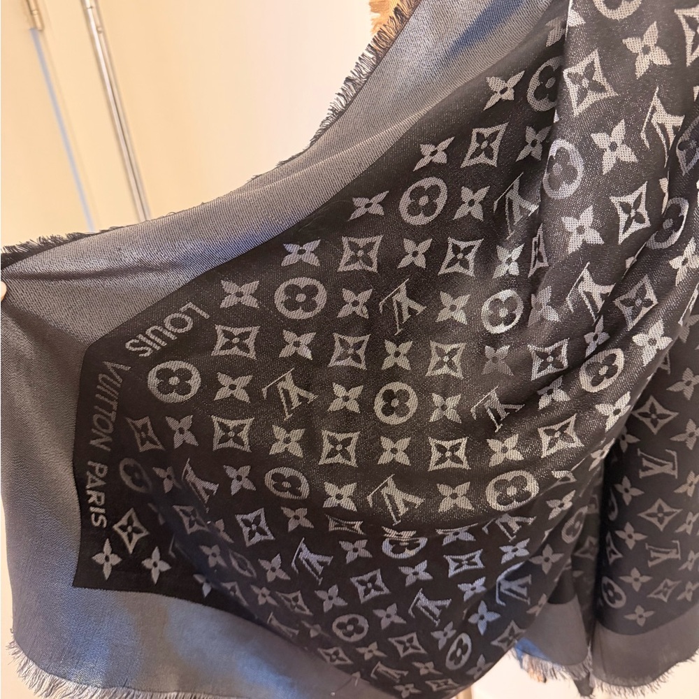Collection of 2 Louis Vuitton Monogram Scarves - Picture 6 of 7